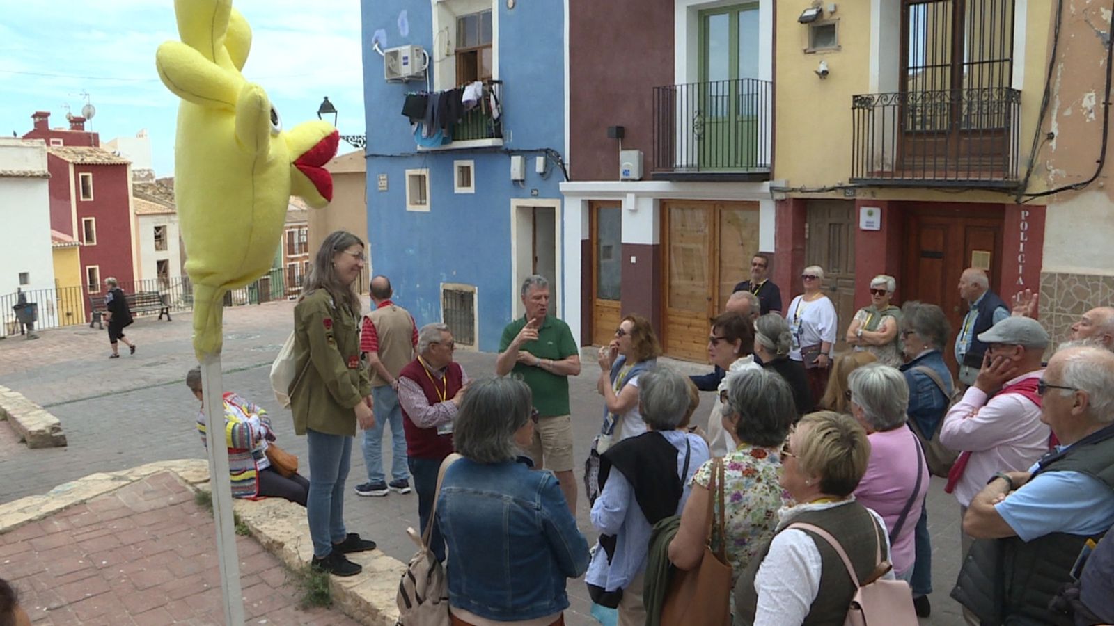 Una guia explica el recorregut en llengua de signes