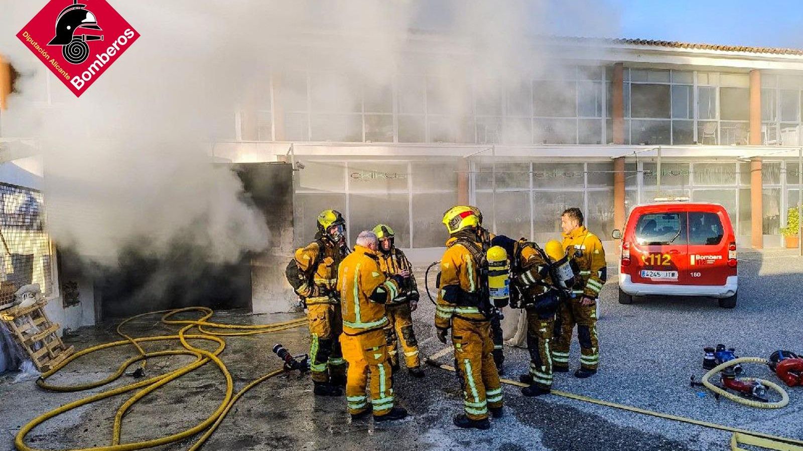 Els bombers extingixen un incendi en el garatge d’un establiment a Moraira