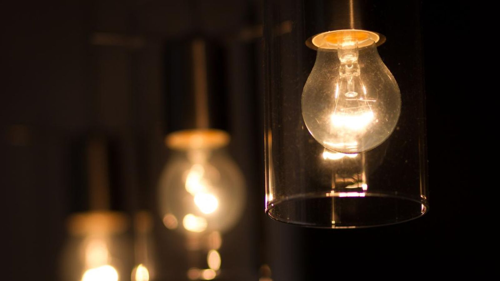 Les halògenes seran substituïdes per les bombetes de tecnologia led, que poden estalviar fins al 80% del consum d'energia