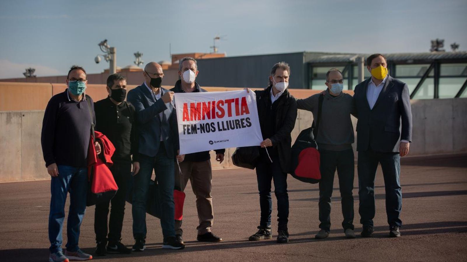 Josep Rull, Jordi Sànchez, Raül Romeva, Quim Forn, Jordi Cuixart, Jordi Turull i Oriol Junqueras sostenen una pancarta on es pot llegir "Amnistia fem-nos lliures”
