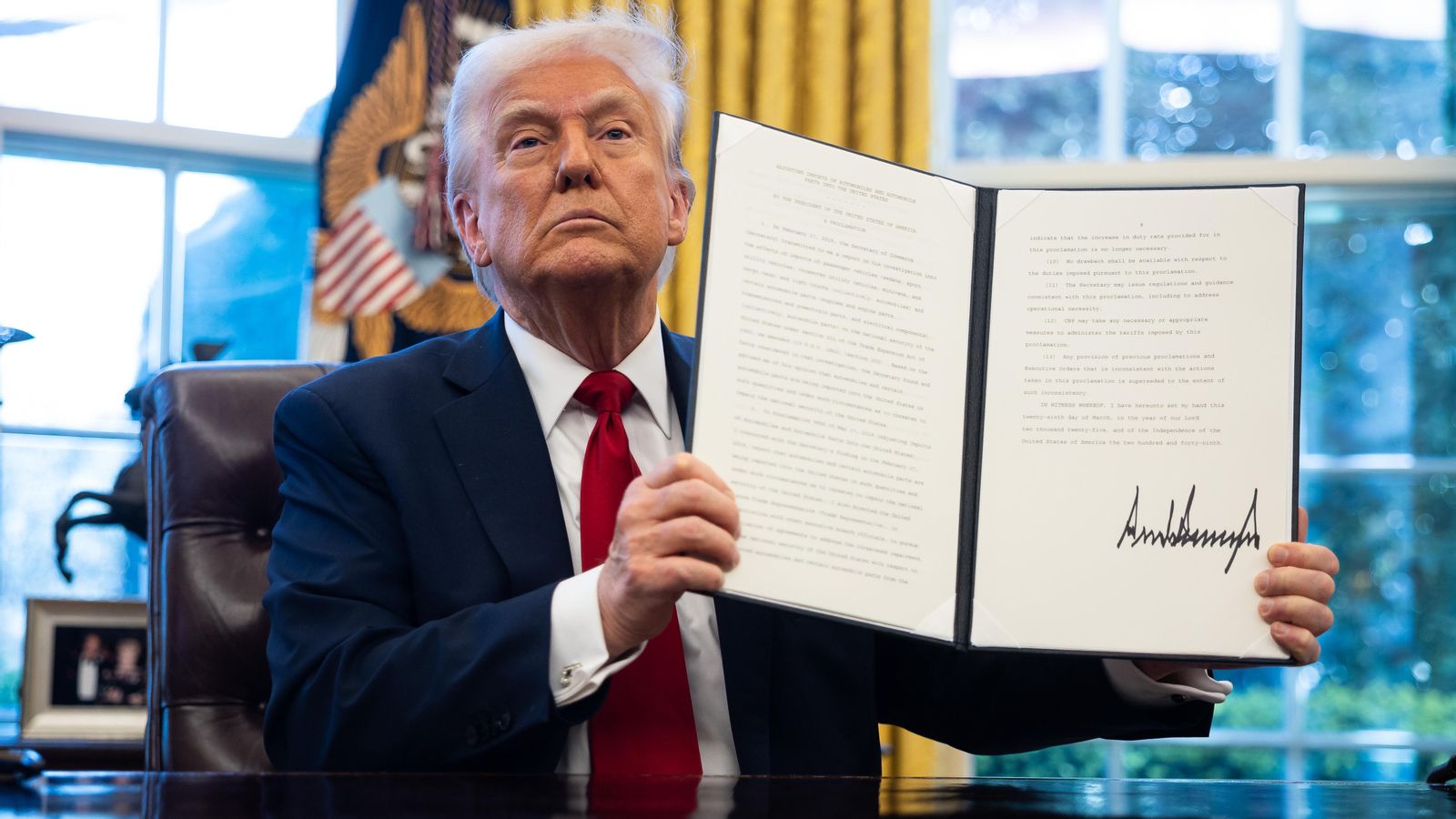 Donald Trump sosté una ordre executiva sobre aranzels als automòbils després de signar-la a la Casa Blanca, a Washington, els EUA
