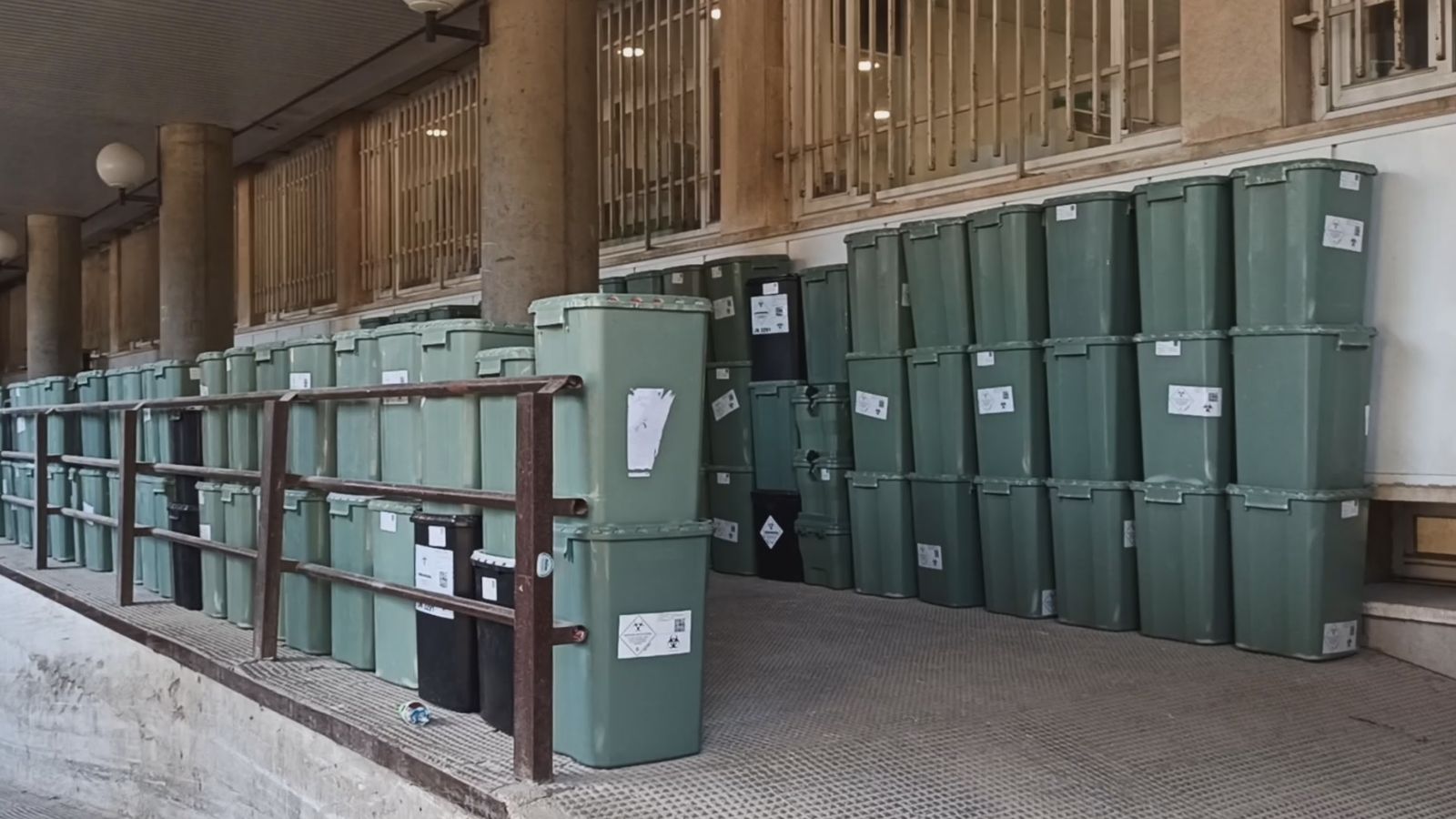 Contenidors amb residus sanitaris a l'Hospital Clínic de València
