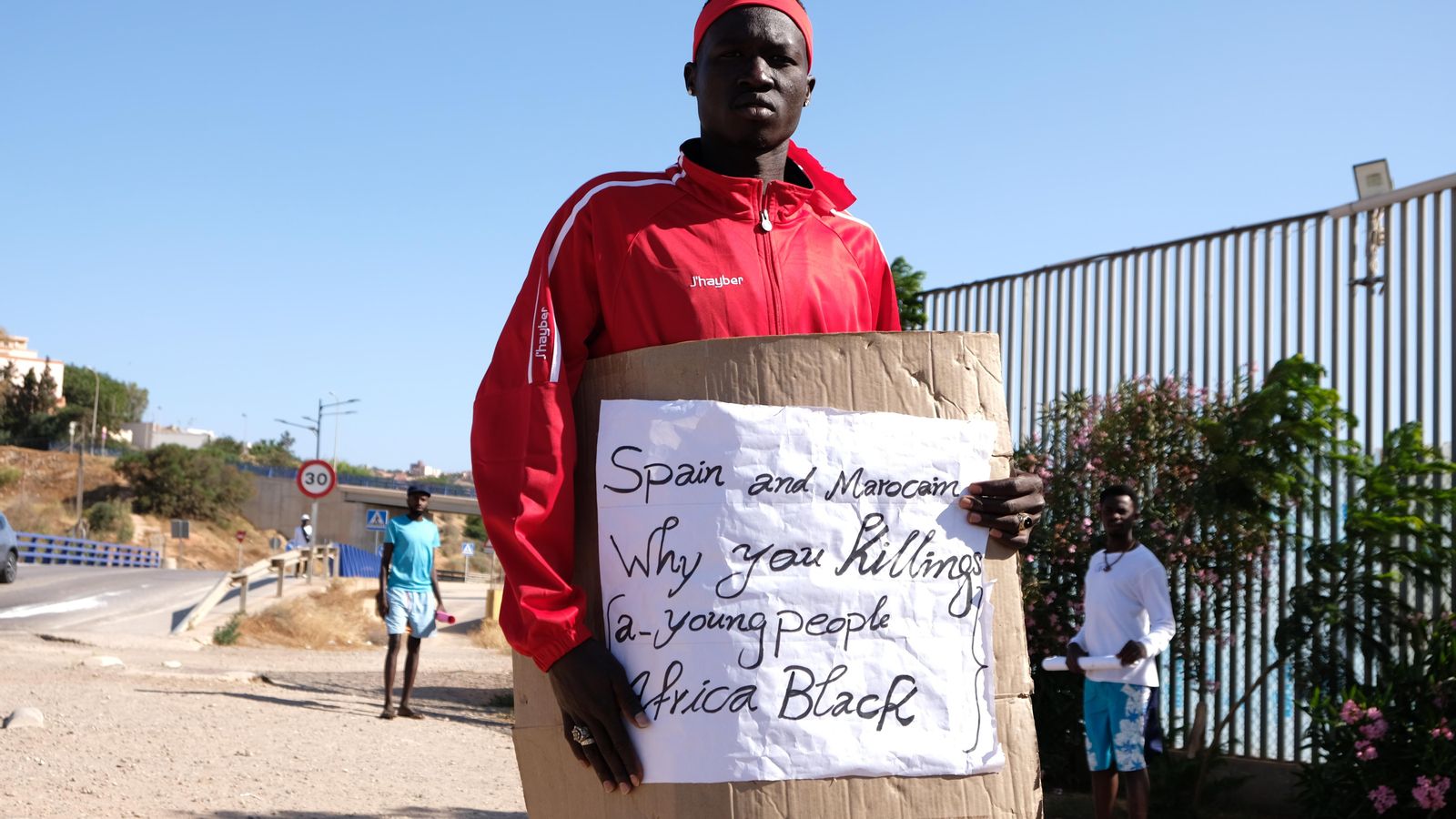 Un migrant d'origen subsaharià, aquest dilluns, amb un cartell durant la concentració