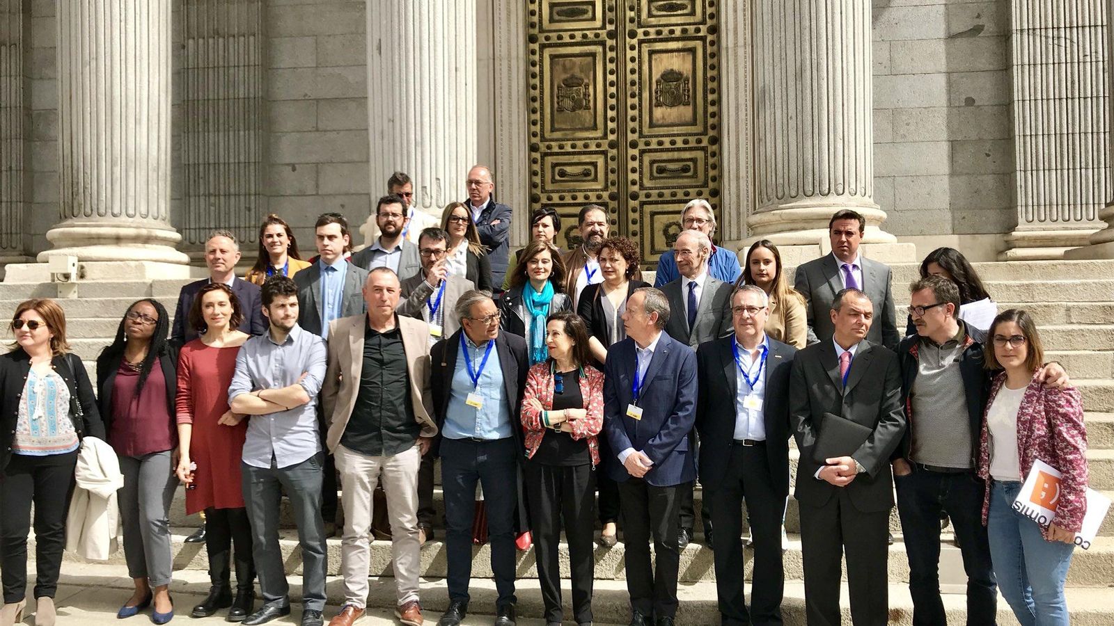 Representants de la Plataforma Finançament Just amb diputats i diputades valencians davant del Congrés