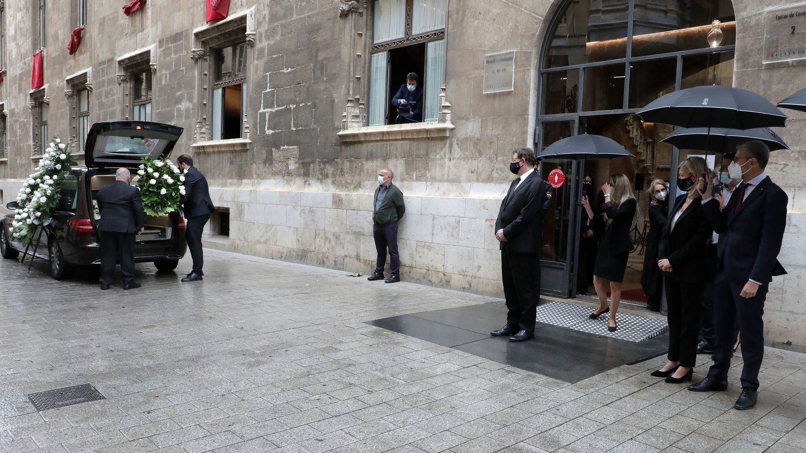 Autoritats observen el trasllat del fèretre de l'escriptor