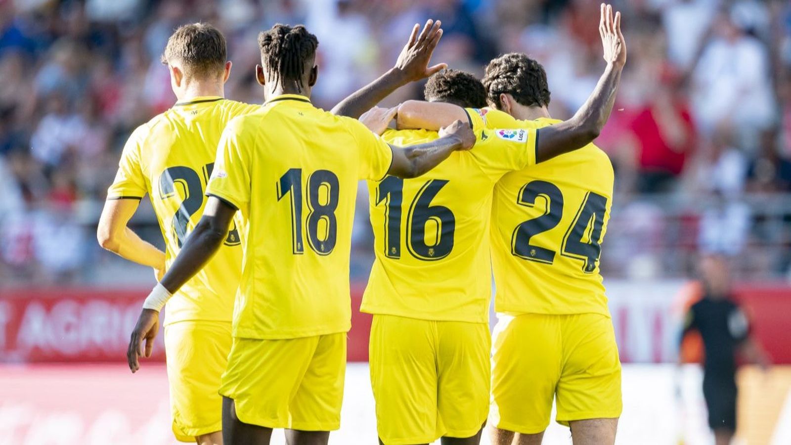 Els jugadors groguets celebren el gol