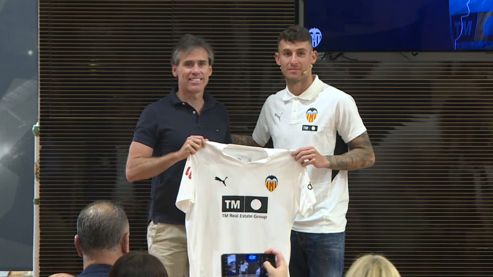 Dani Raba, acompanyat de Miguel Ángel Corona, director esportiu del València