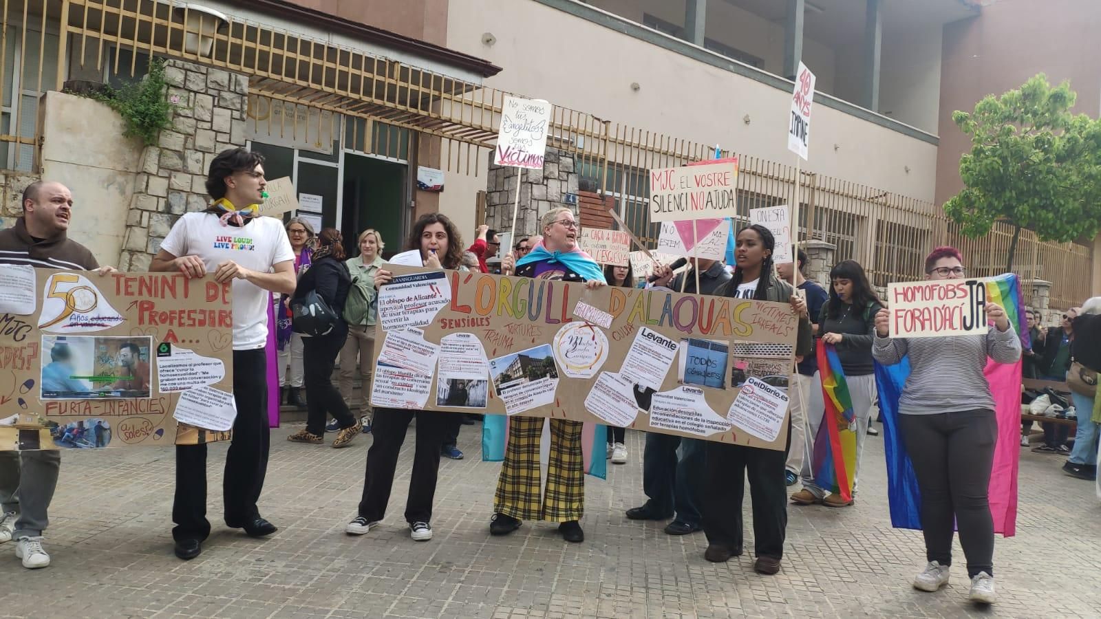 Manifestació al col·legi concertat d'Alaquàs