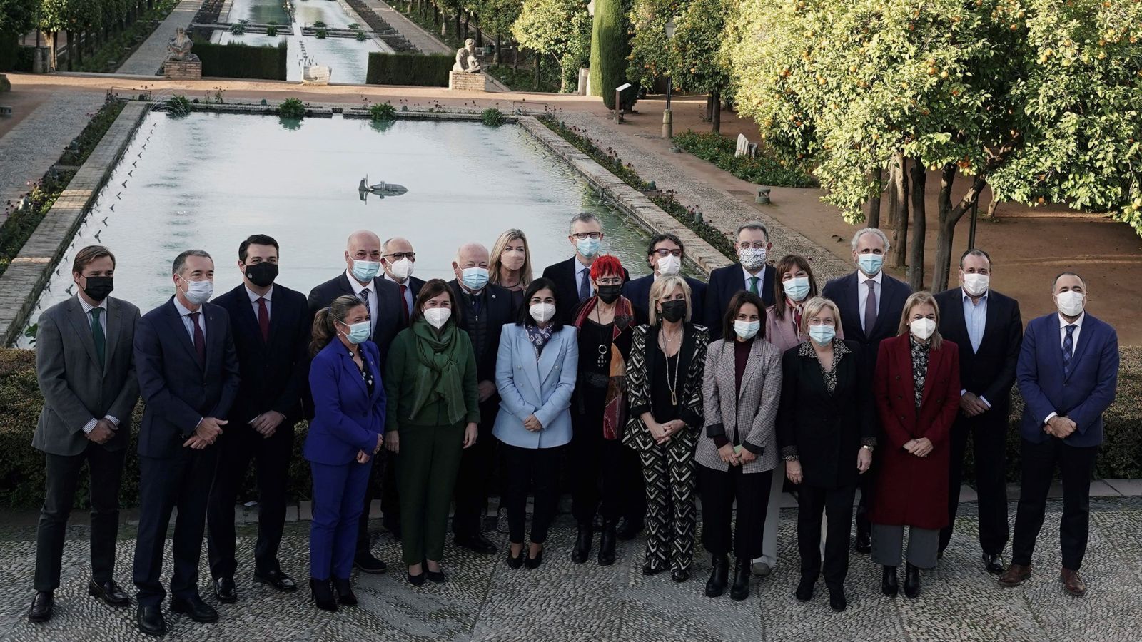 La ministra de Sanitat posa amb els consellers de Sanitat a l'Alcázar dels Reis Cristians, a Còrdova