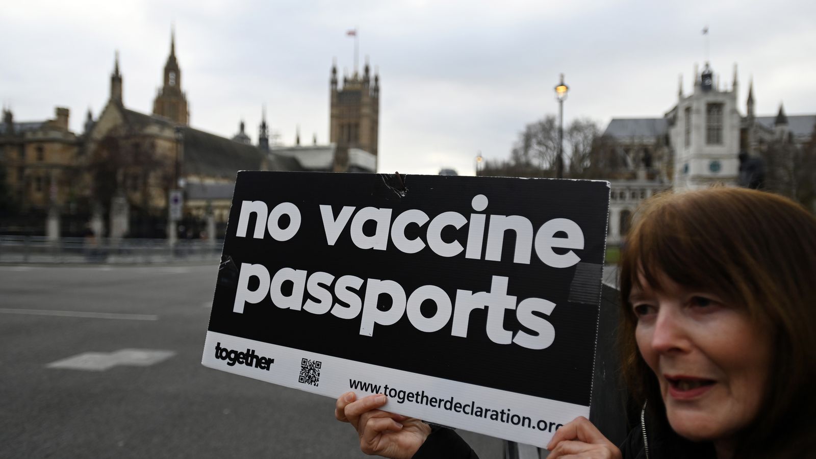 Un activista protesta contra el passaport covid fora del Parlament a Londres, Gran Bretanya