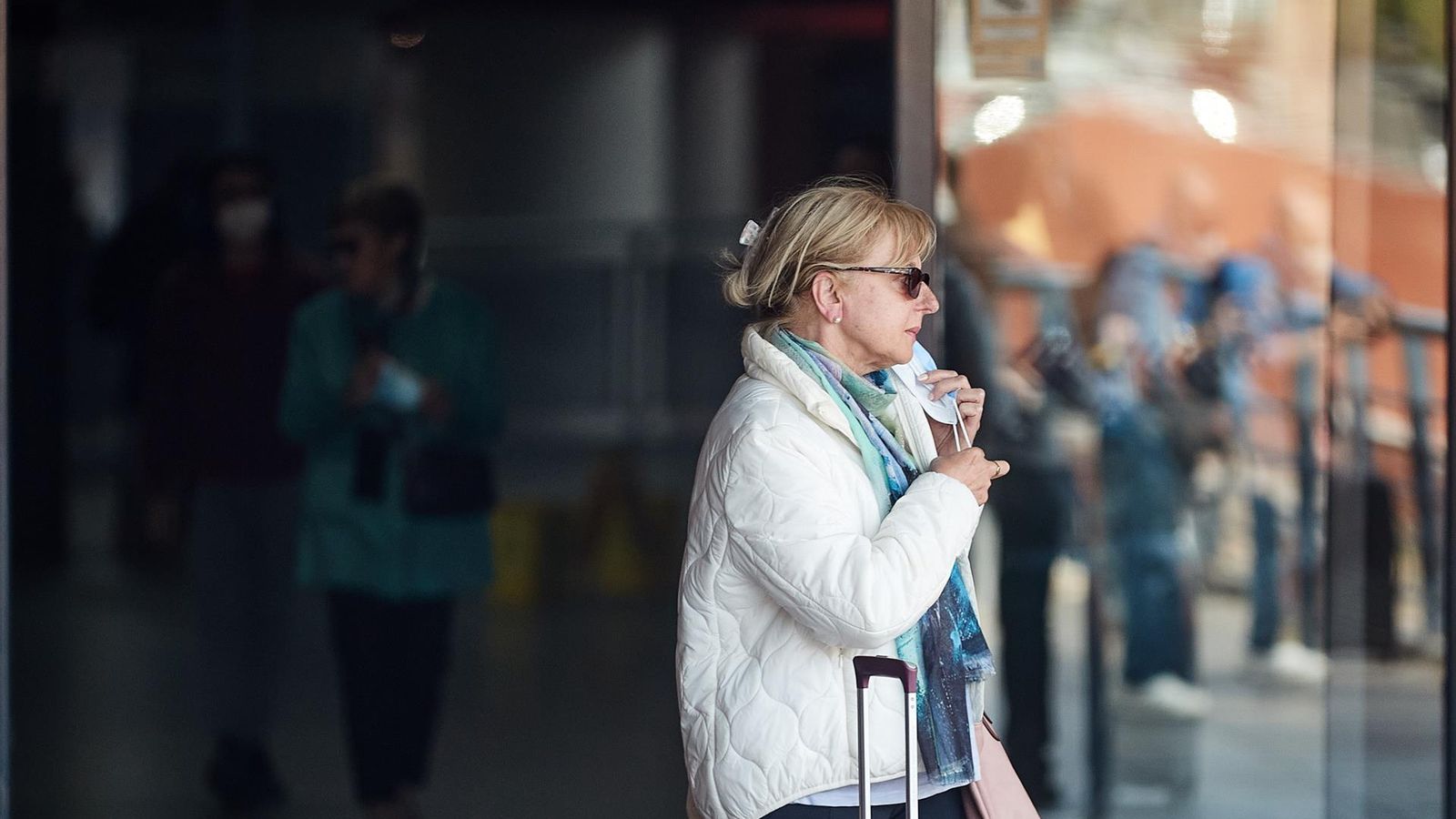 Una dona es lleva la mascareta