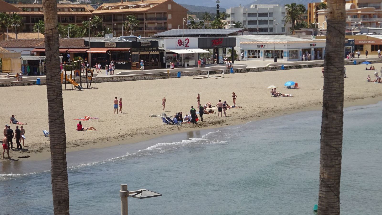 Els serveis sanitaris atenen la dona ofegada, aquest dijous a Xàbia