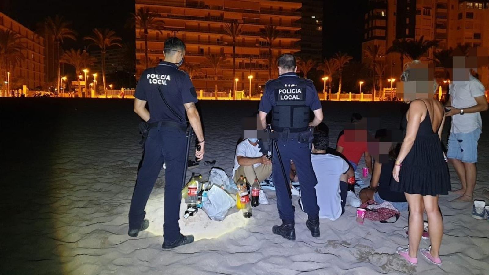 Una grup d'agents desmantella un botellot a la platja d'Alacant