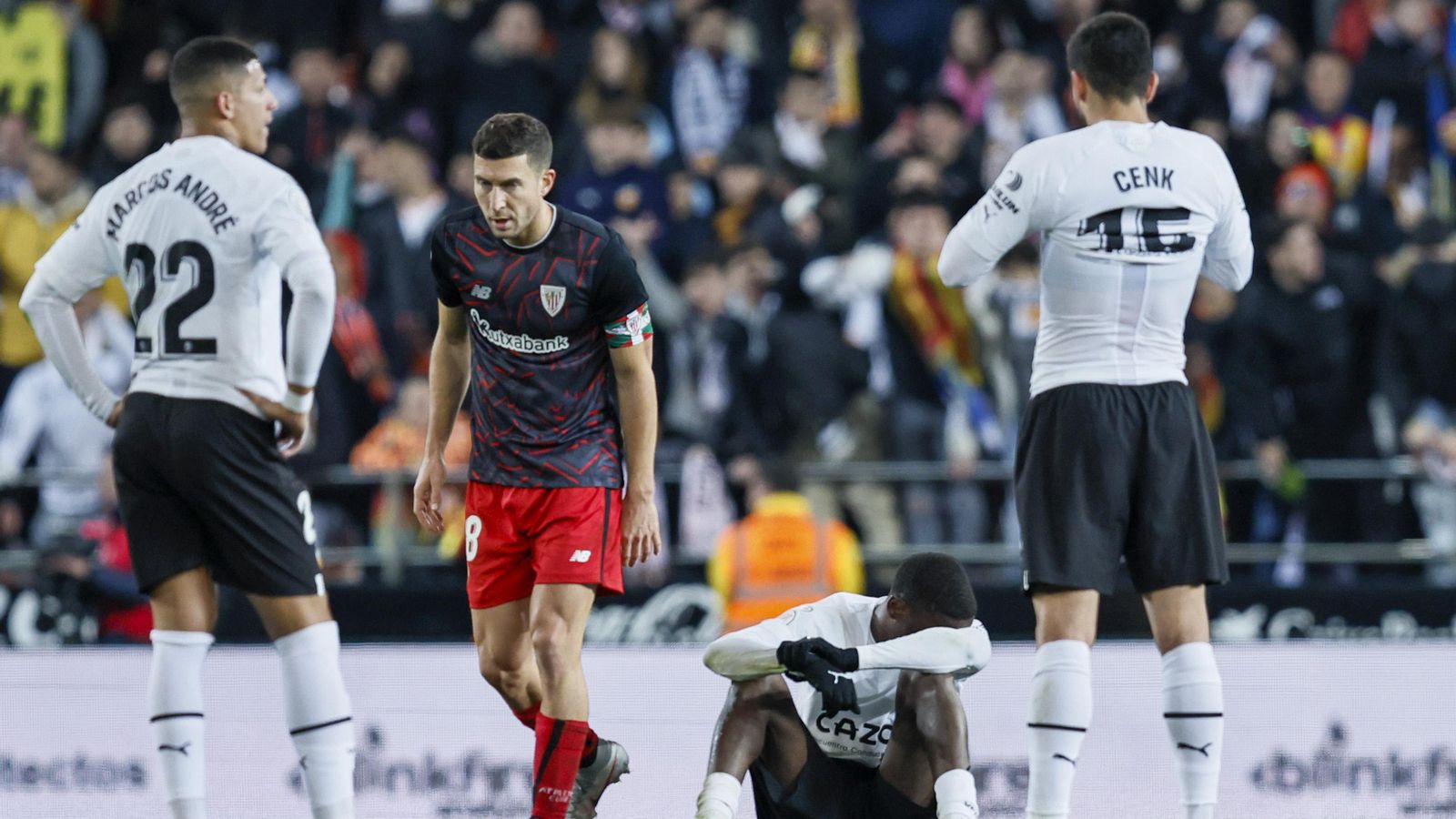 Els jugadors del València es lamenten a Mestalla Els jugadors del València es lamenten a Mestalla