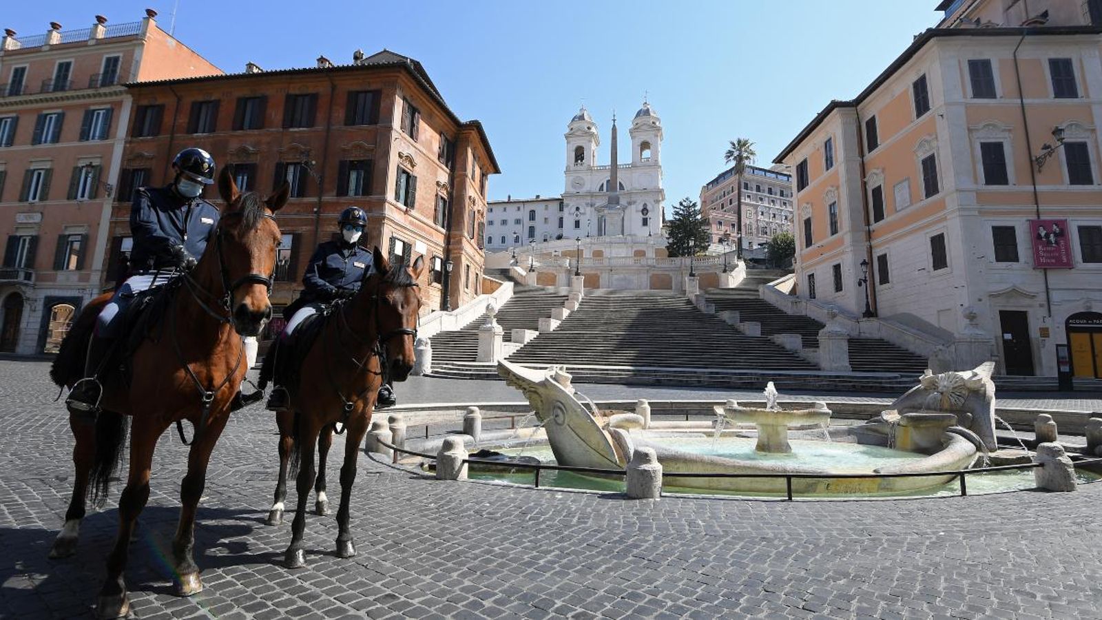 La policia italiana a la Plaça d'Espanya de Roma