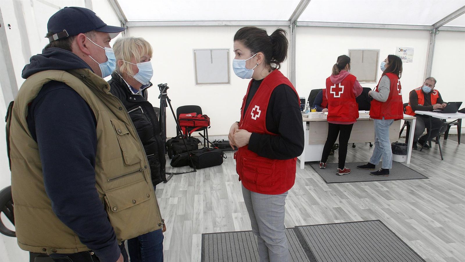 Membres de Creu Roja en el dispositiu d'acollida de la Ciutat de la Llum d'Alacant