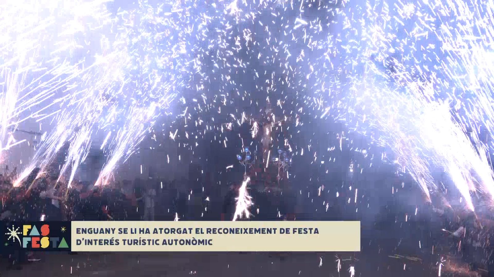 Mil coets il·luminen el pas del Crist de la Bona Mort a Bellús