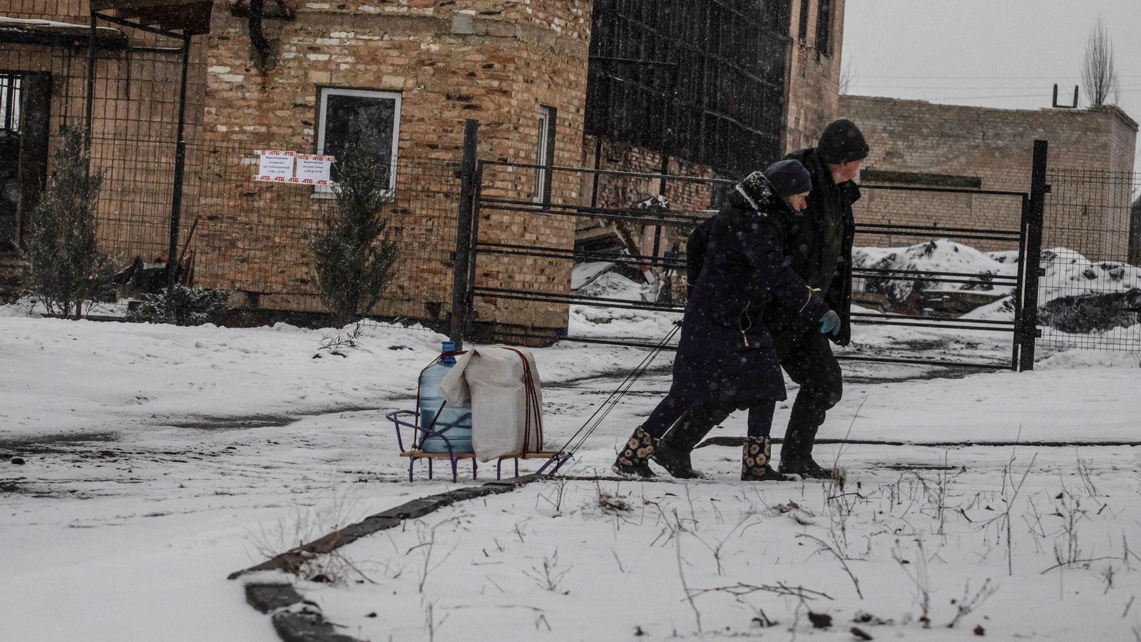 Residents locals tiren d'un trineu carregat de botelles amb aigua a Bakhmut, enmig de l'atac de Rússia, a la regió de Donetsk, Ucraïna
