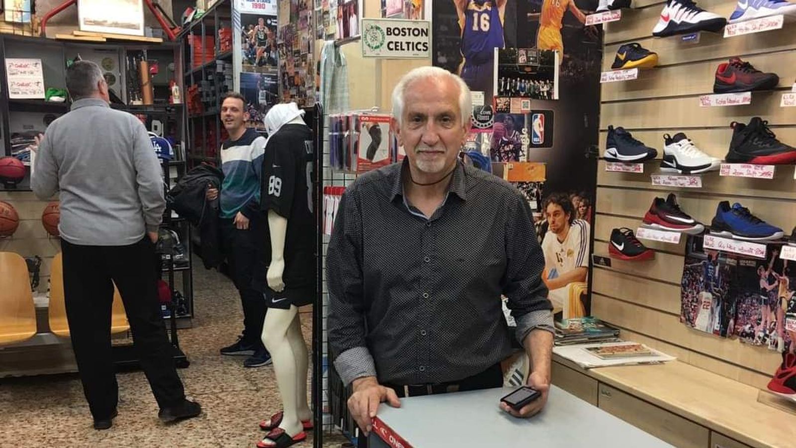 'Pipo' Arnau, a la seua botiga