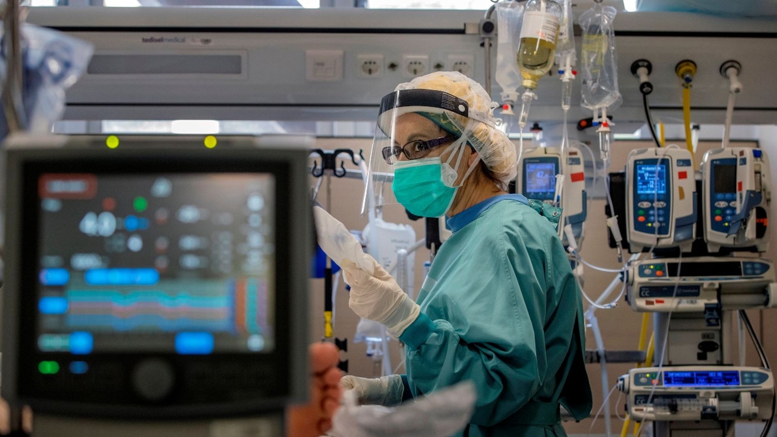 Una professional sanitària treballa en l'UCI de l'Hospital Vall d'Hebron de Barcelona en una imatge d'arxiu