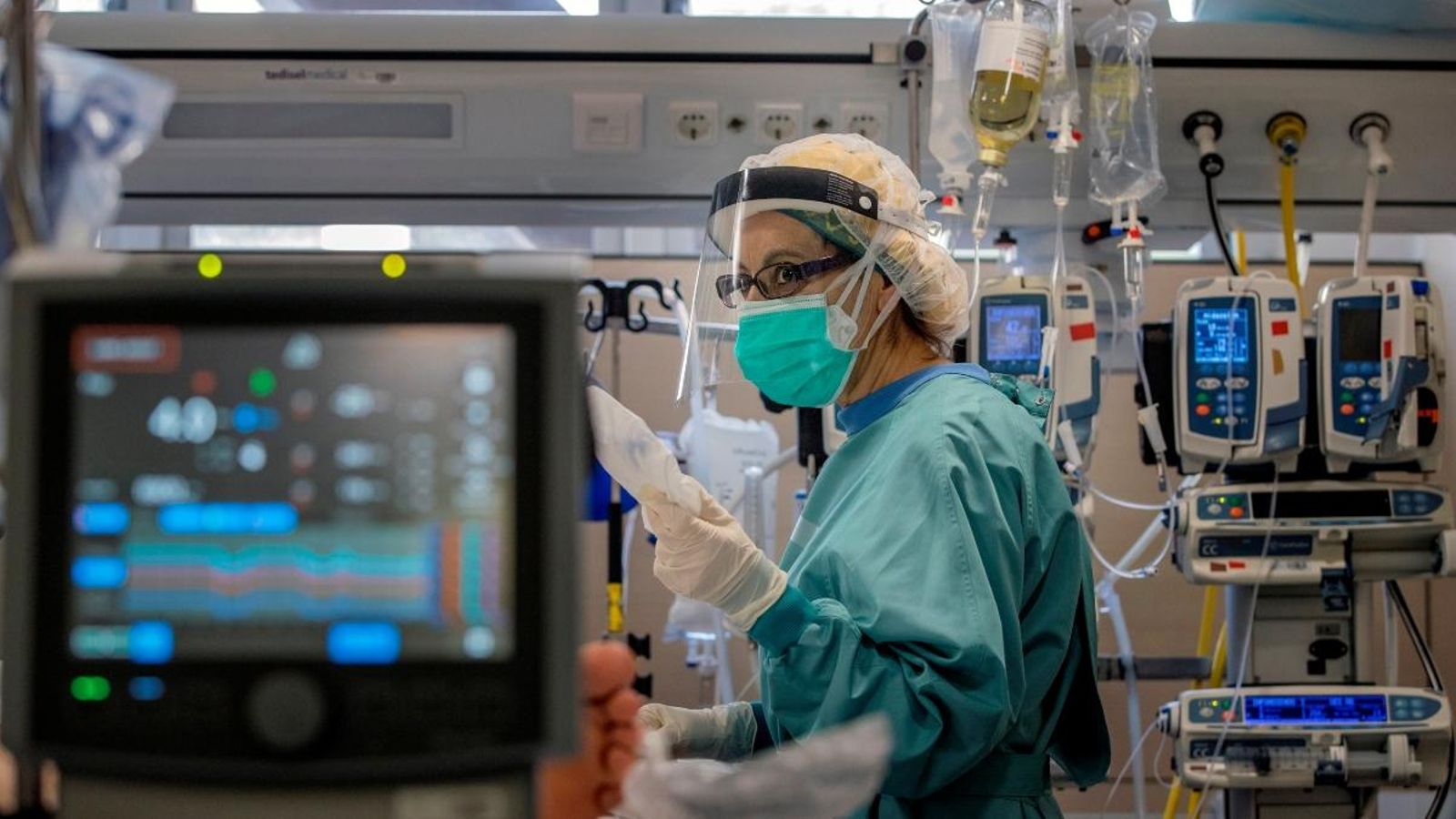 Una professional sanitària treballa en l'UCI de l'Hospital Vall d'Hebron de Barcelona en una imatge d'arxiu