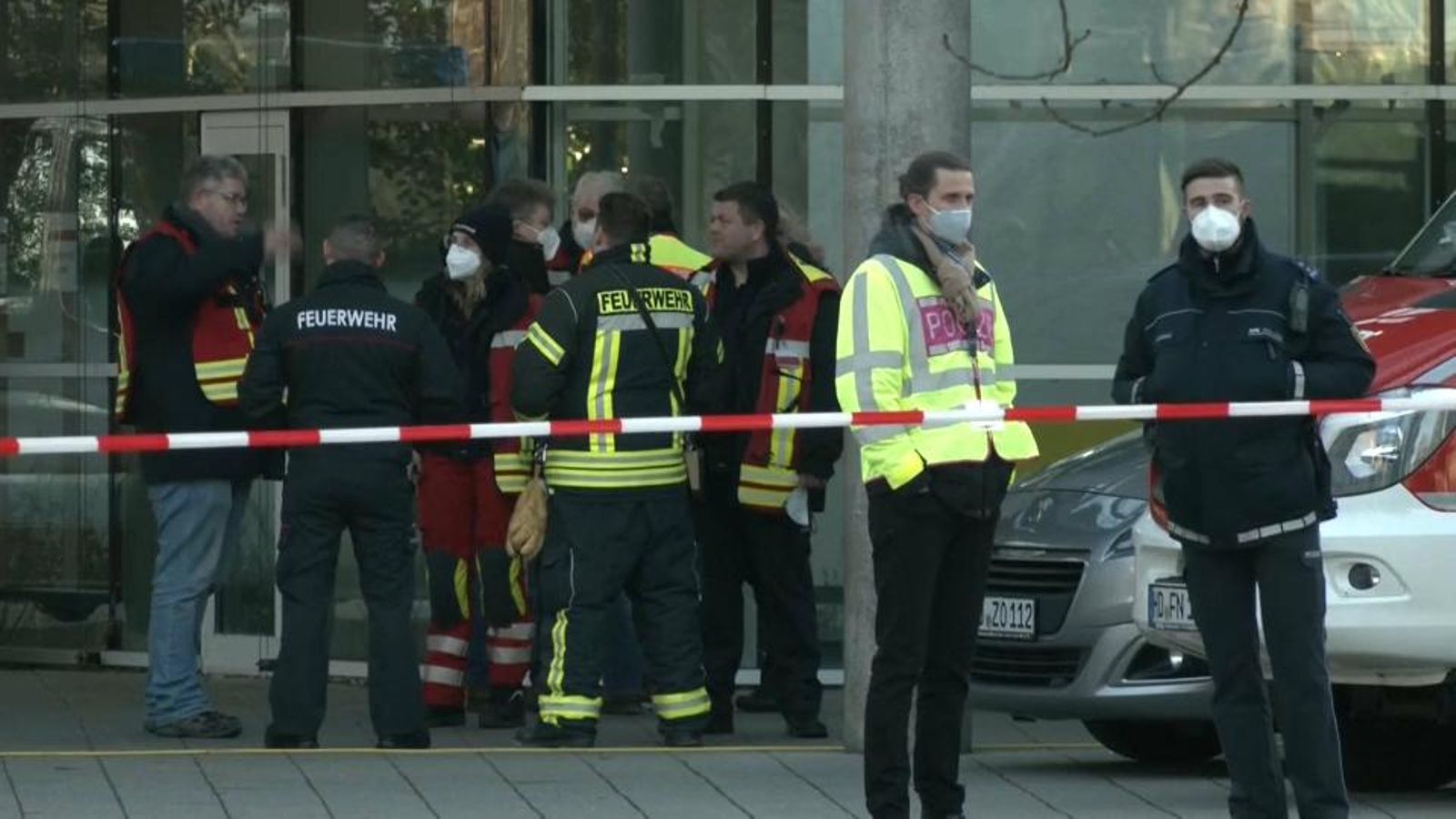 Un grup d'agents de la policia alemanya acordonen la zona del tiroteig Un grup d'agents de la Policia alemanya acordonen la zona del tiroteig