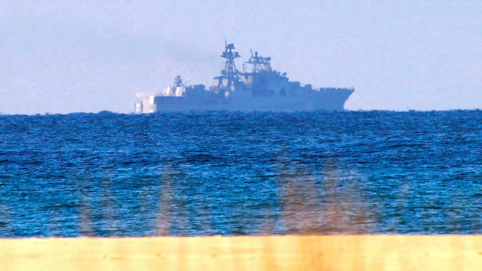 Un dels vaixells de l’Armada que ha participat aquest diumenge en la recerca del pesquer