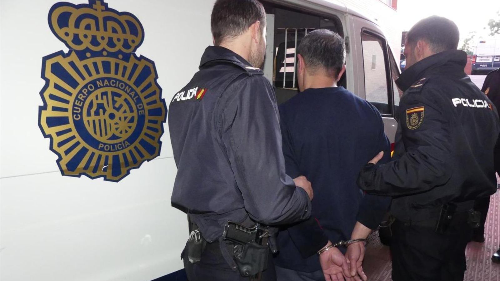 L'home entrant al vehicle policial després de ser detingut