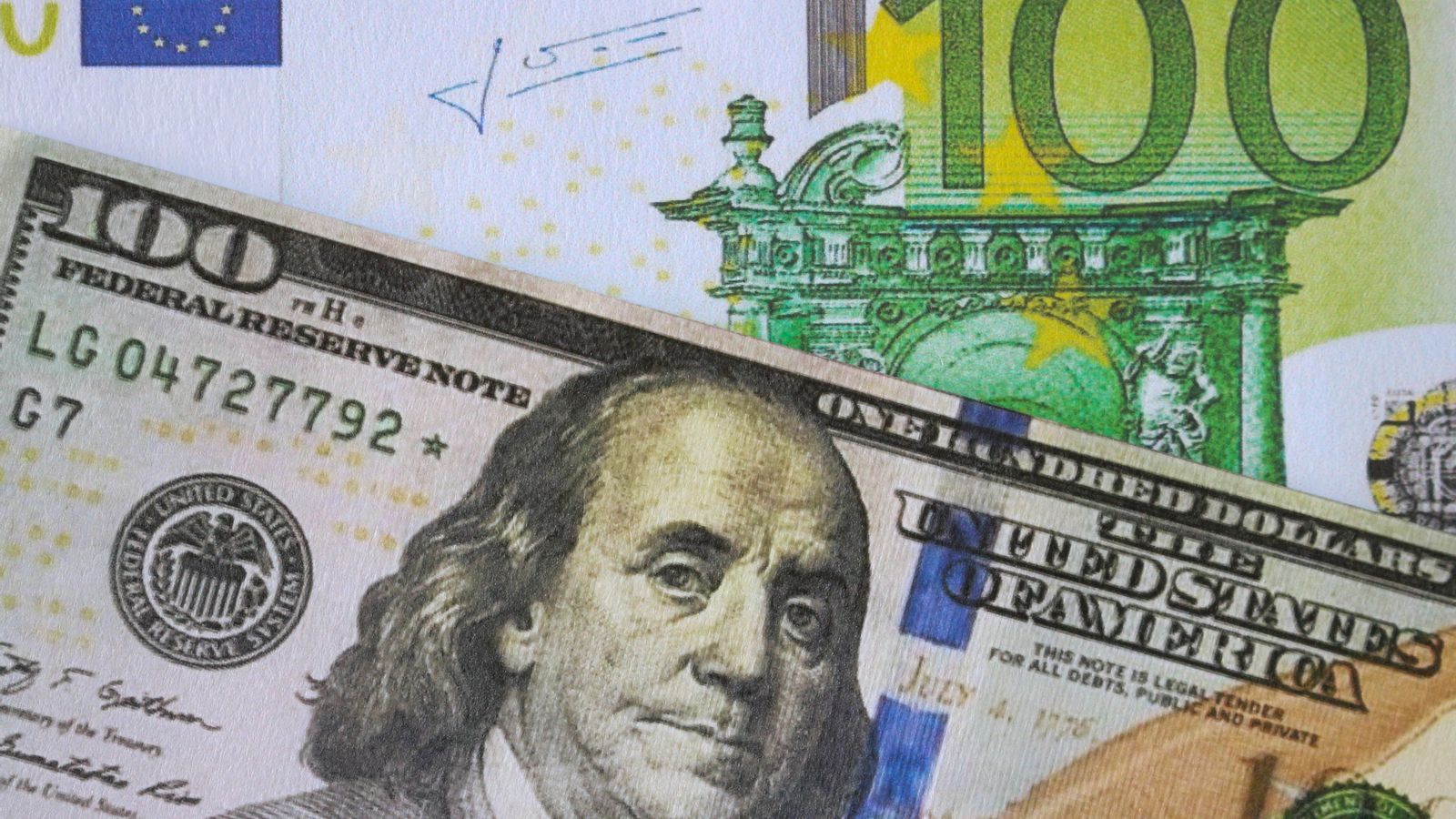 Bitllets de dòlar i euro en una imatge d'arxiu