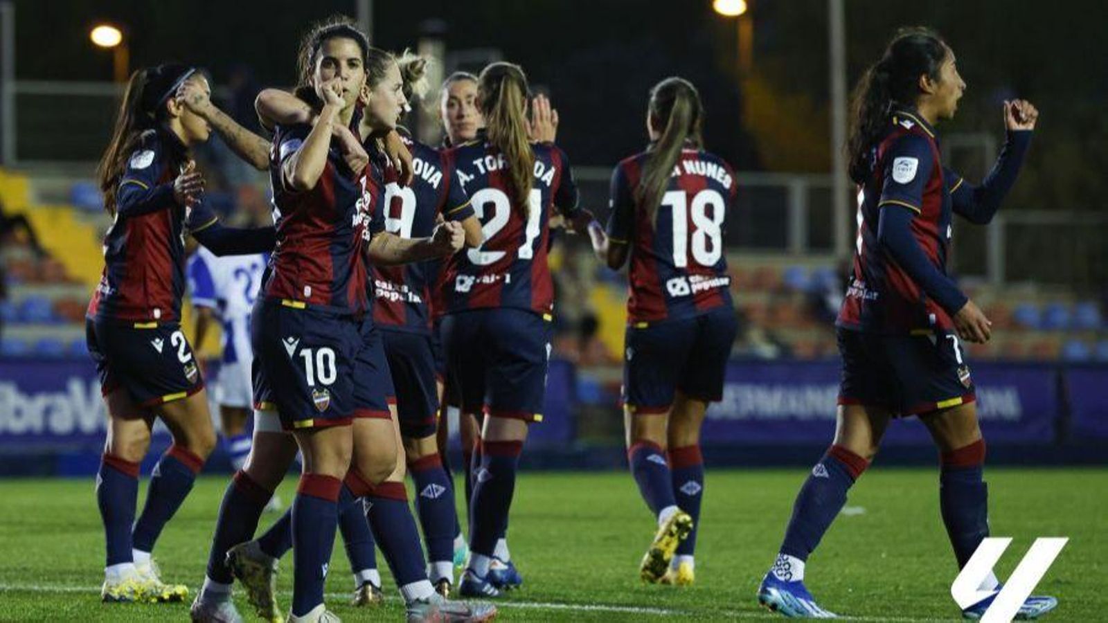 Les jugadores del Llevant celebren un dels gols