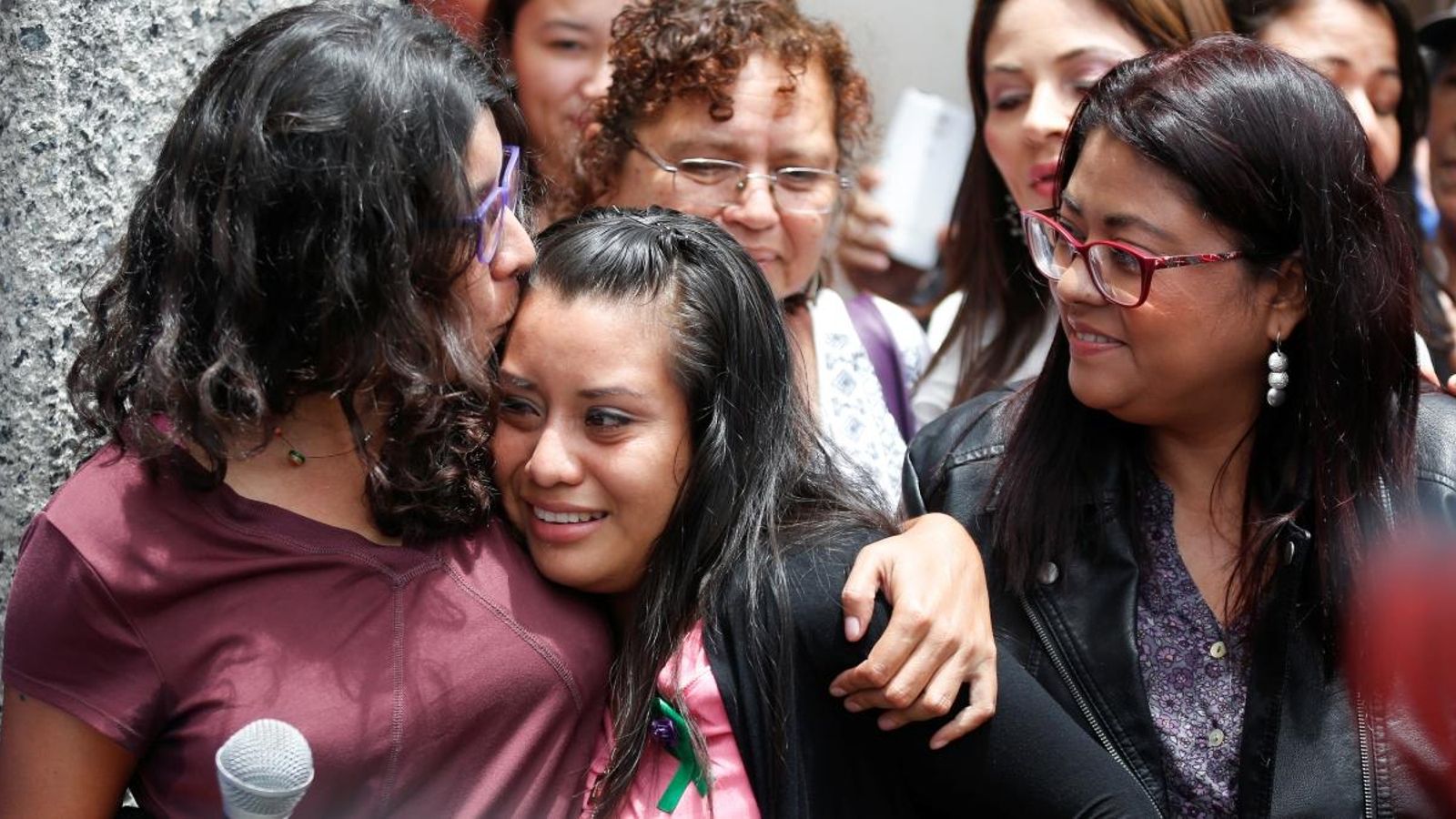 La jove Evelyn Hernández, a la dreta, després de conèixer la seua absolució