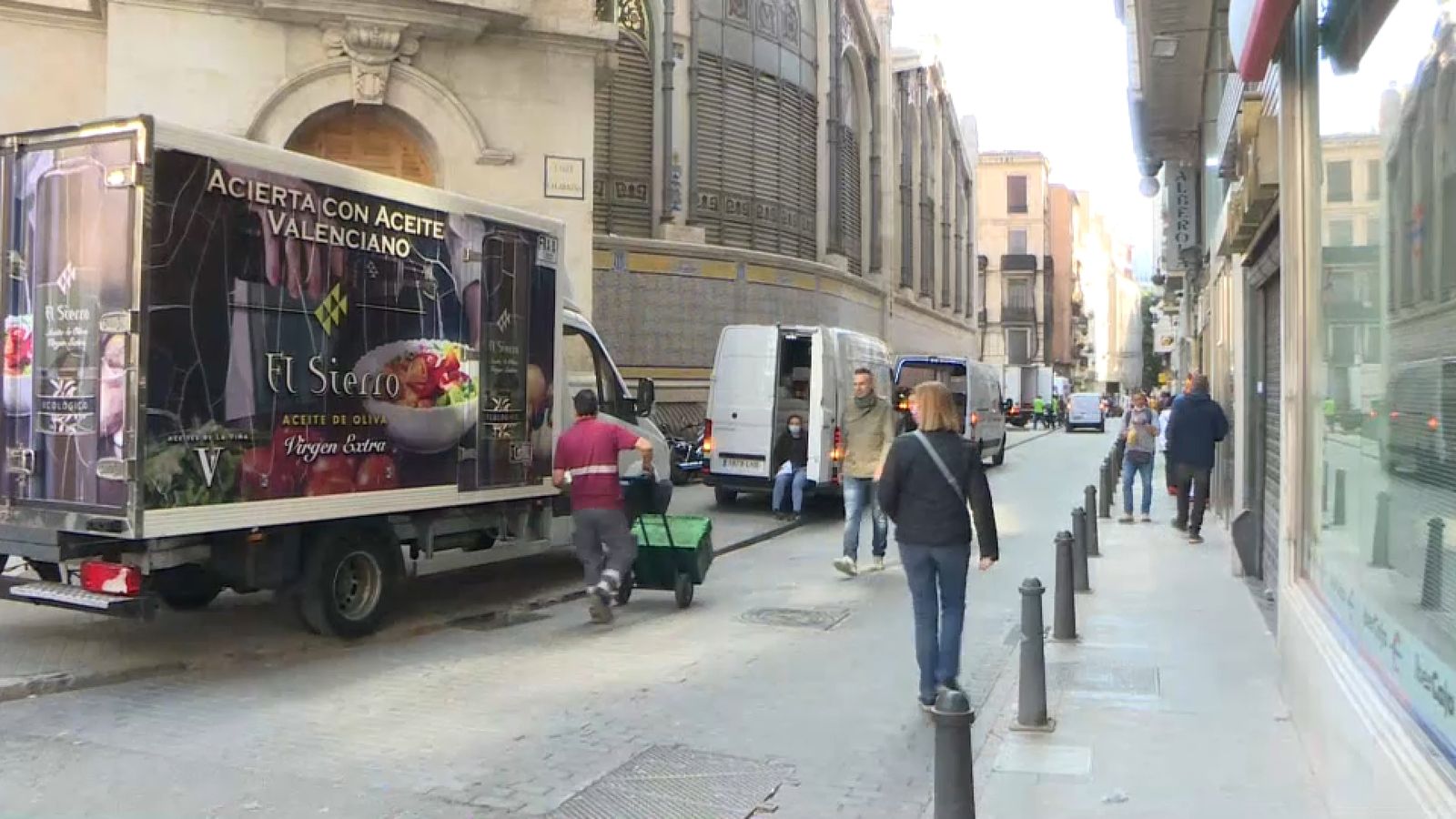 Un transportista descarrega el camió al costta del Mercat Central