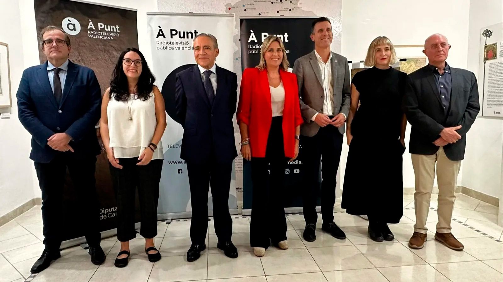 Este matí s'ha presentat la sèrie documental 'Buscant Jaume I' a la Diputació de Castelló a la que han assistit: Benjamín Marín, dircom d'À Punt, Lledó Ruiz, historiadora medievalista de l'UJI, Román Ceballos, president d'À Punt, Marta Barrachina, presidenta de la Diputació de Castelló, Mireia Pérez, presentadora de la sèrie, Alejandro Clausell, diputat de Cultura de la Diputació de Castelló, i José Maria Villagrasa, productor i director de 'Buscant Jaume I'