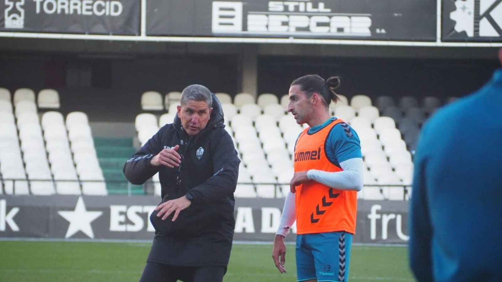 Juan Carlos Garrido dona instruccions a Marc Mateu