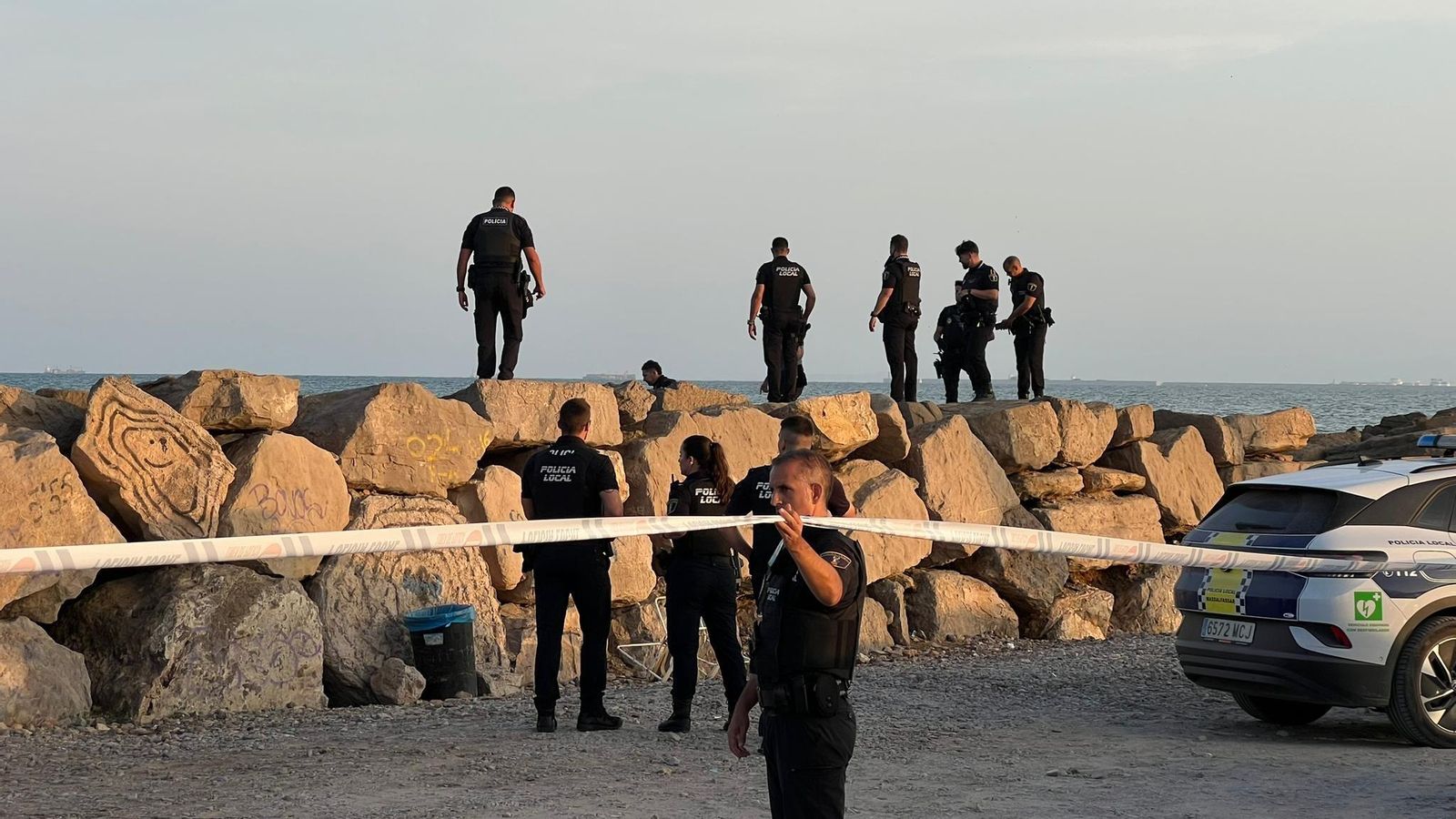 Un ampli dispositiu d’agents de la Policia Nacional i de la Guàrdia Civil es troba al lloc on ha aparegut el cos del banyista