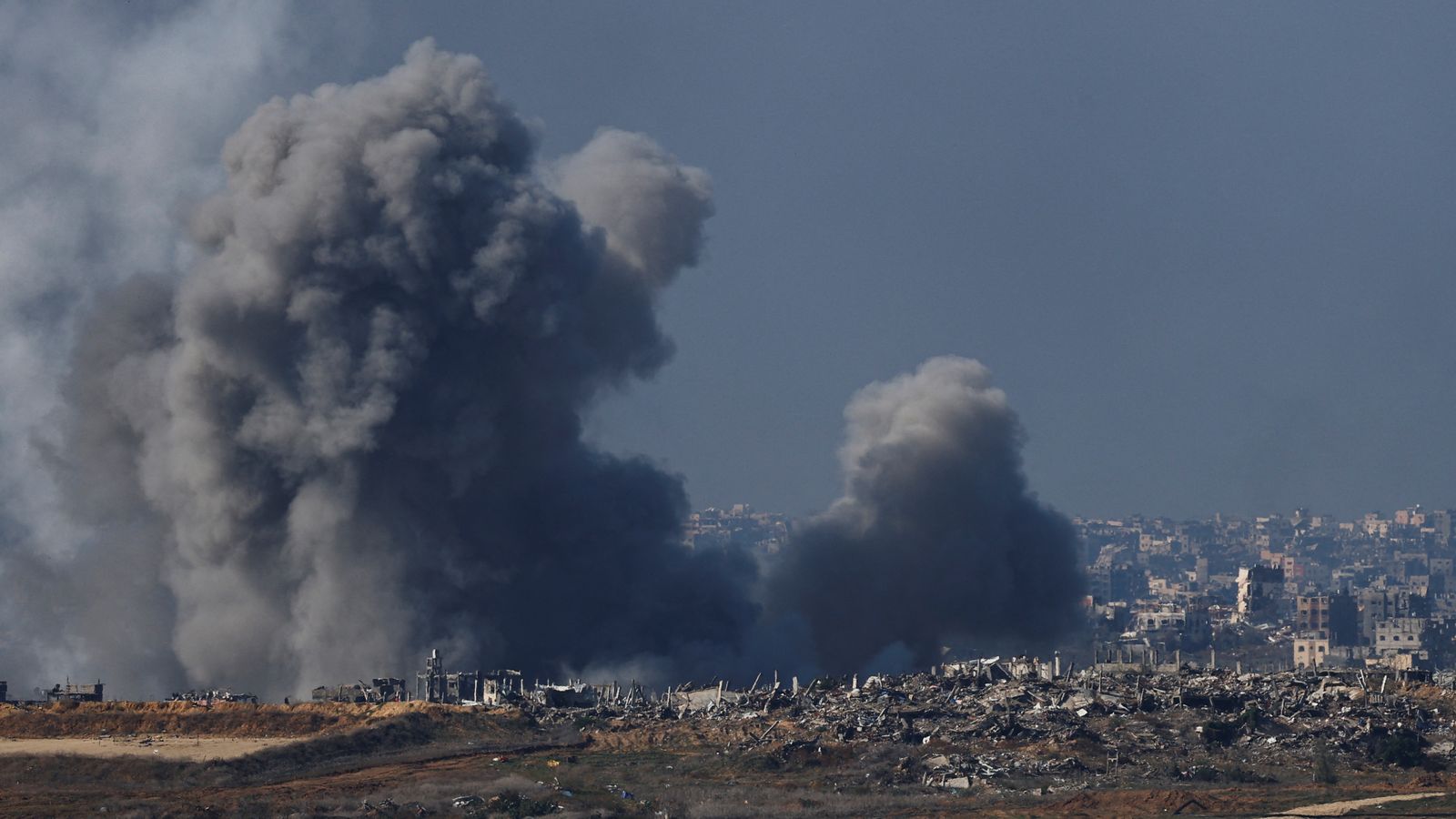 Un atac israelià a la Franja de Gaza alça una columna de fum