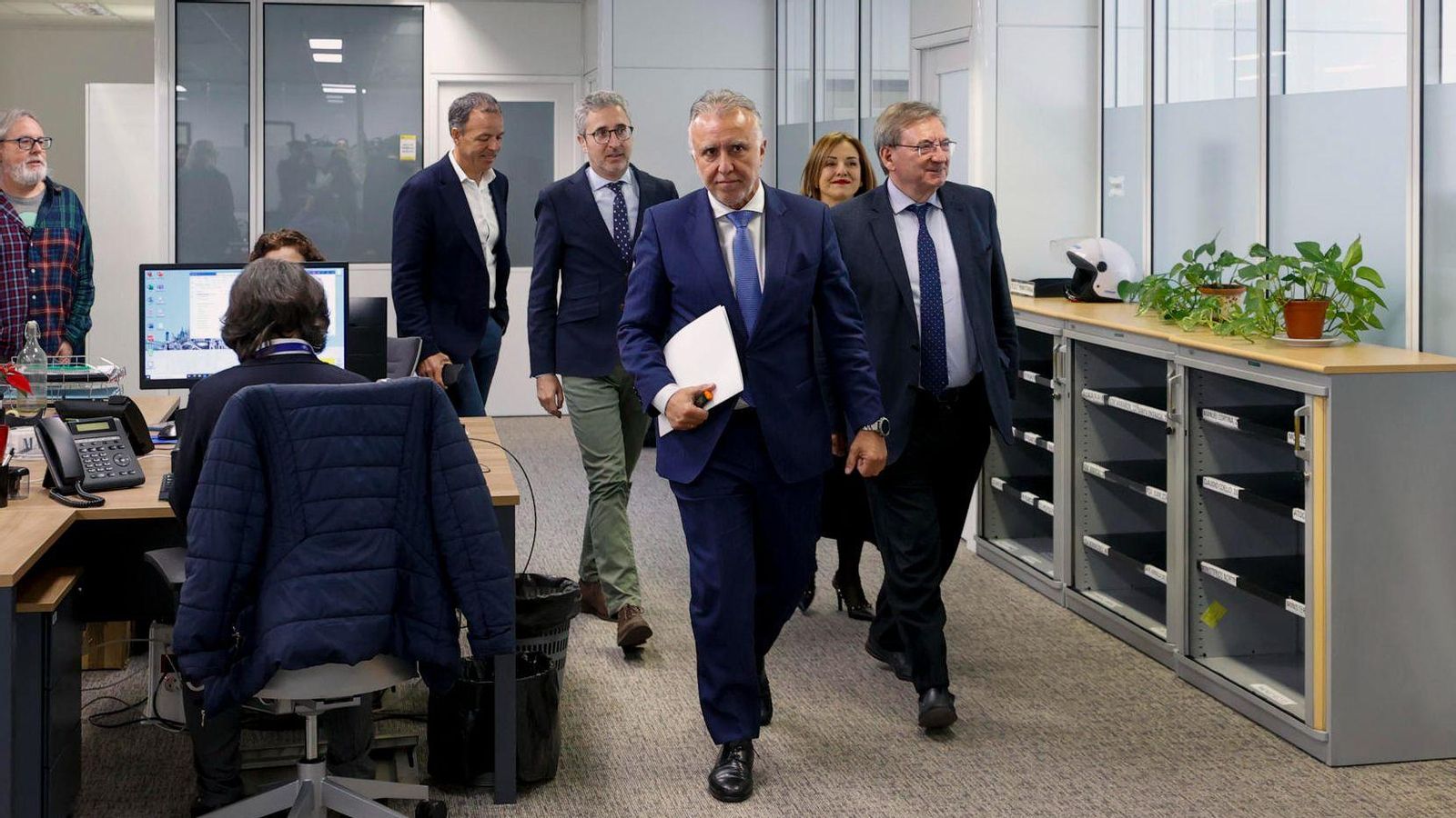 El ministre Torres i el secretari d'Estat de Política Territorial, Arcadi España, de camí a la roda de premsa