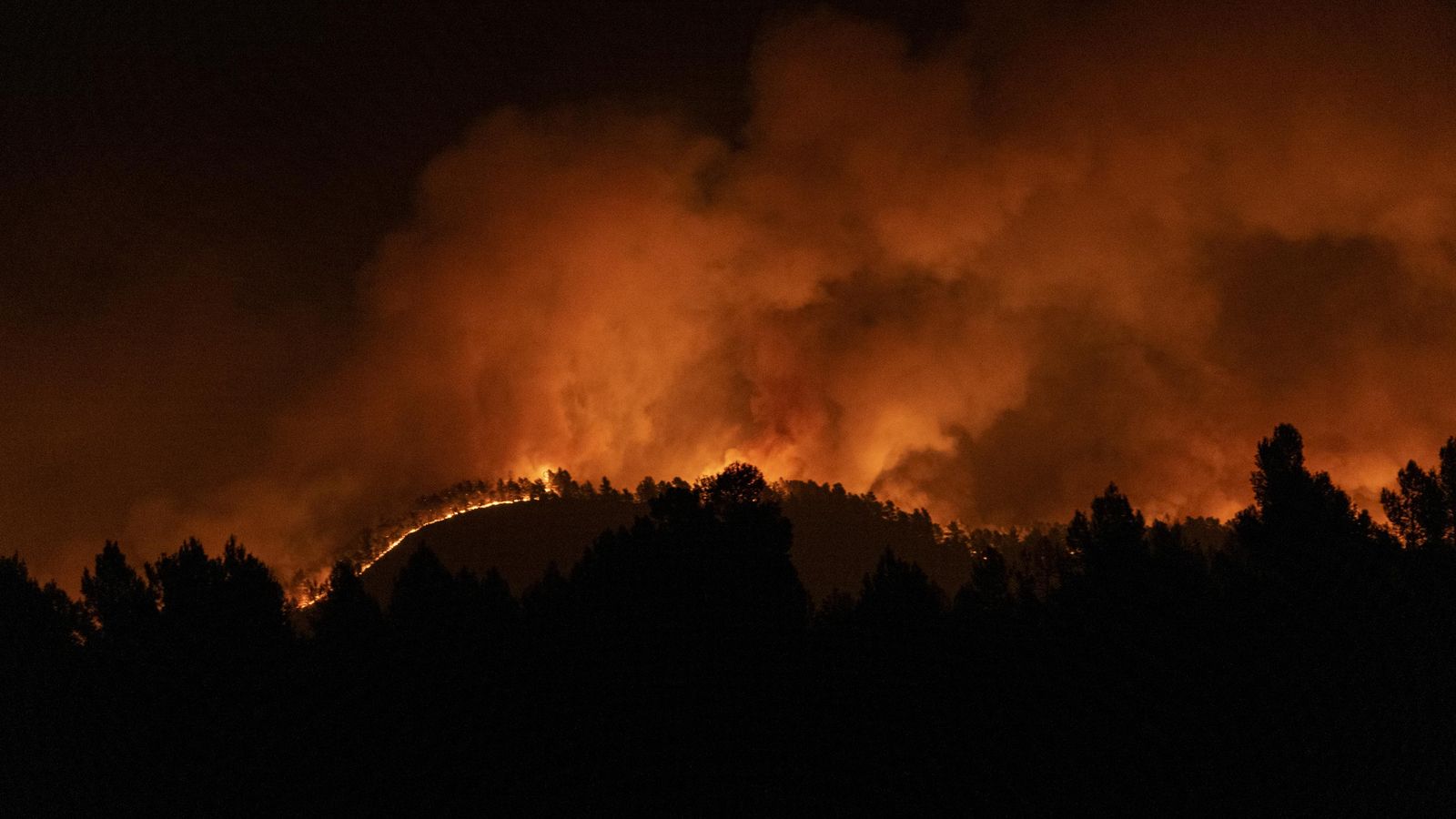 En imatge, el foc des de Vilanova de Viver durant la nit