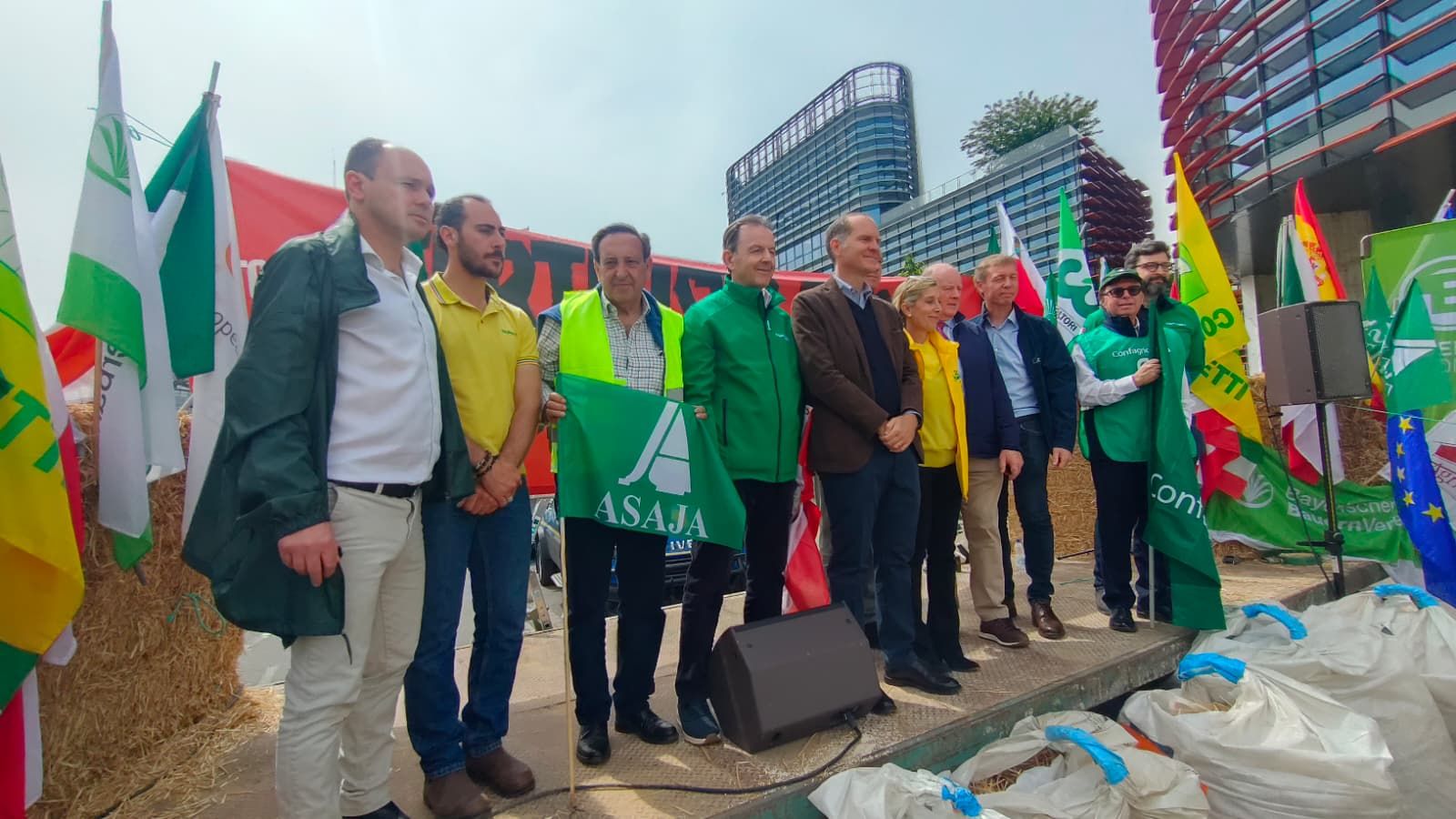 Membres d'Asaja protesten a Estrasburg nou pla d'acció sobre fertilitzants