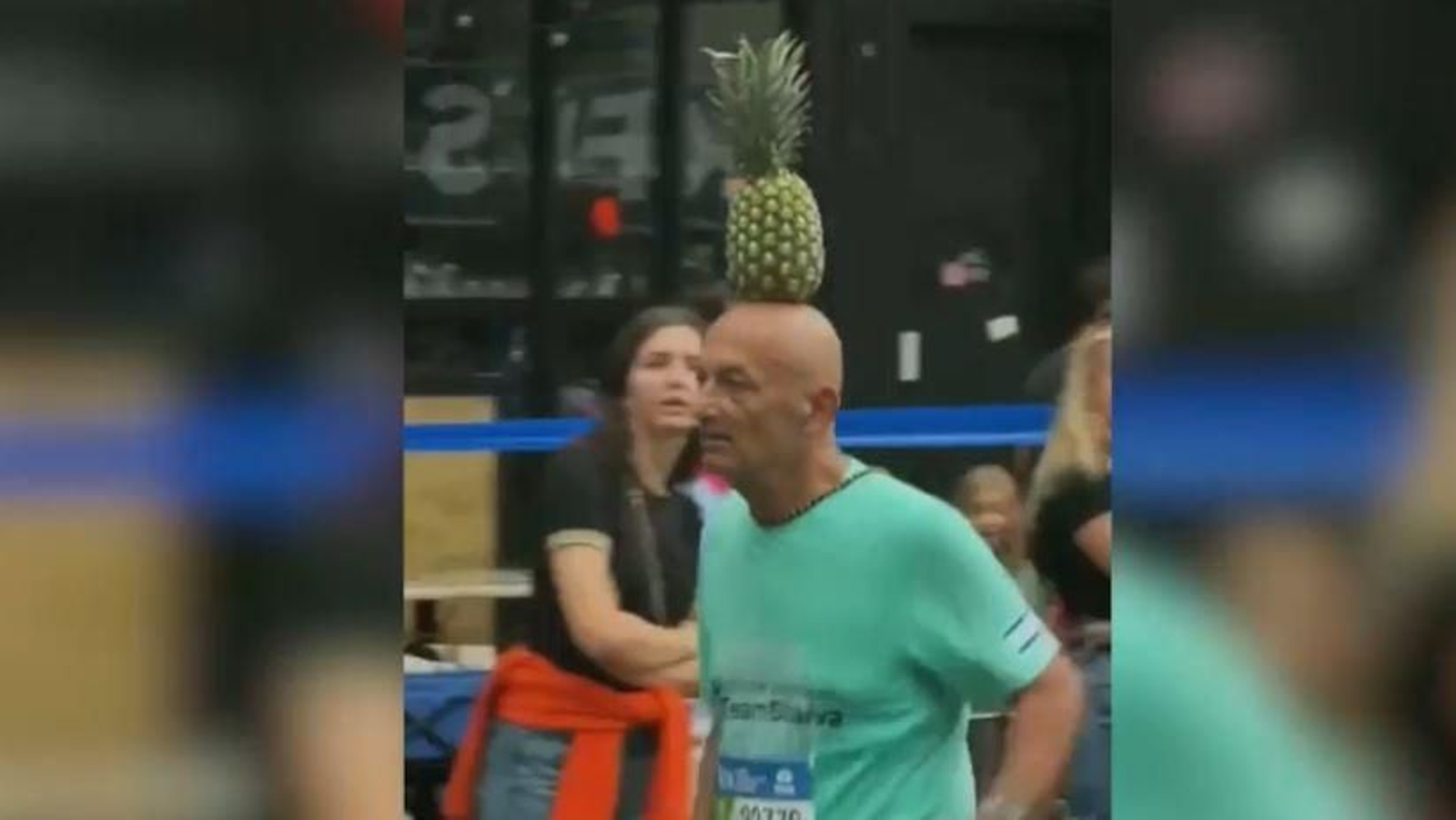 Corredor israelià que allà on corre ho fa amb una pinya al cap