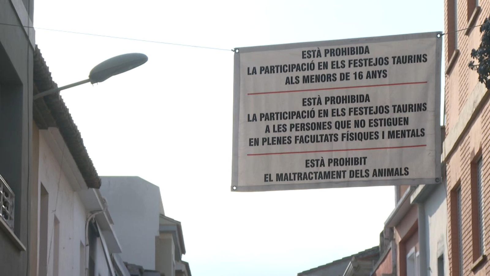 Un dels cartells del recorregut dels bous al carrer de Vilamarxant amb les prohibicions