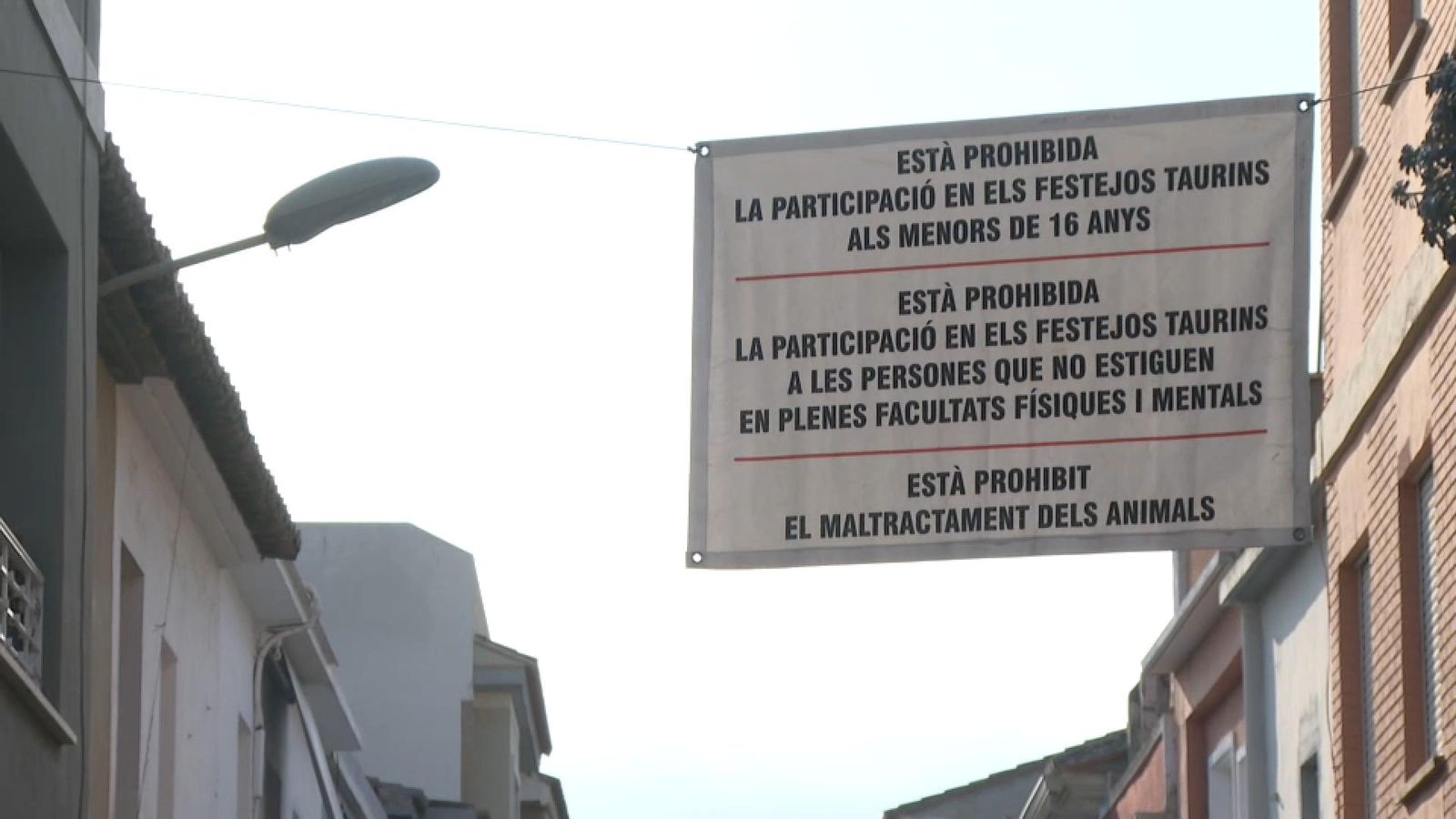 Un dels cartells del recorregut dels bous al carrer de Vilamarxant amb les prohibicions Un dels cartells del recorregut dels bous al carrer de Vilamarxant amb les prohibicions