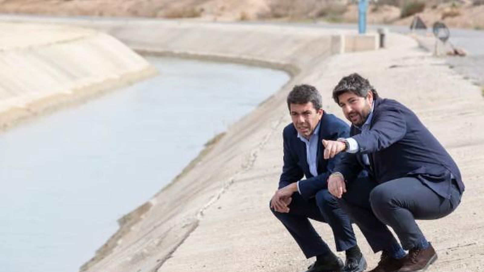 Imatge d'arxiu dels presidents de la Comunitat Valenciana i Múrcia en una visita el canal del transvasament Tajo-Segura, al seu pas per Alhama de Murcia