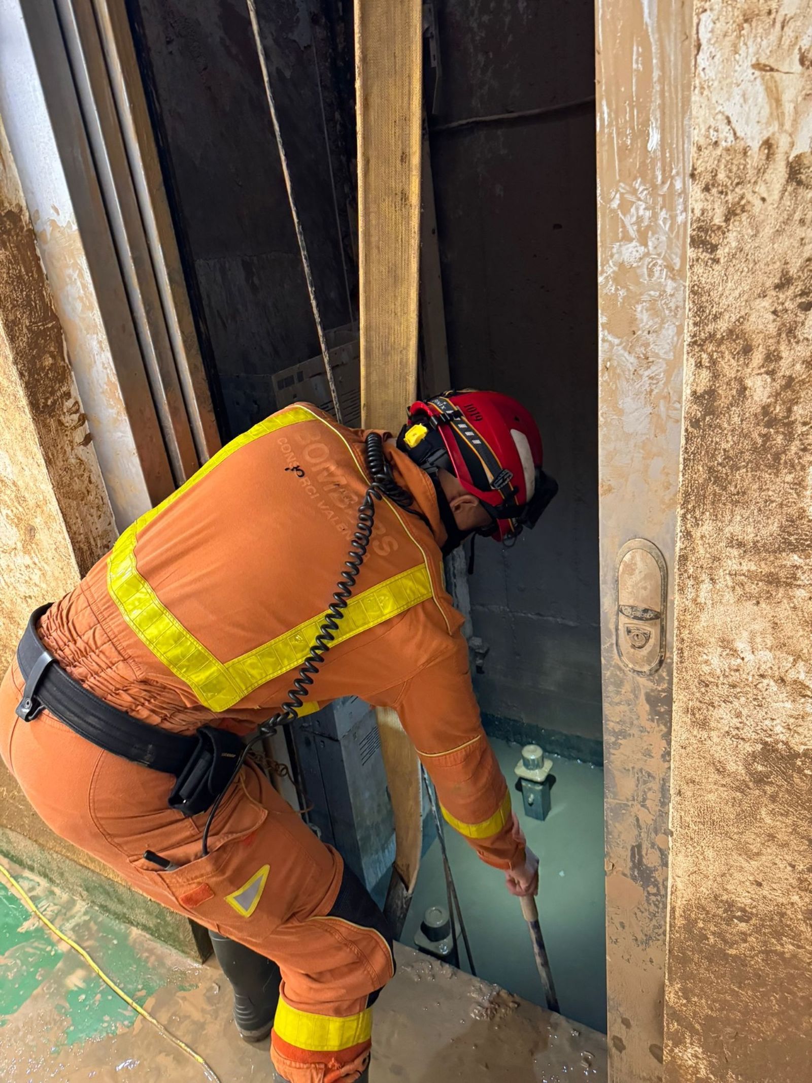 Els bombers extrauen l'aigua i el fang a un ascensor