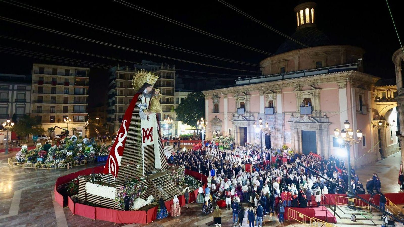 El mantell de la Mare de Déu dels Desamparats va cobrant forma