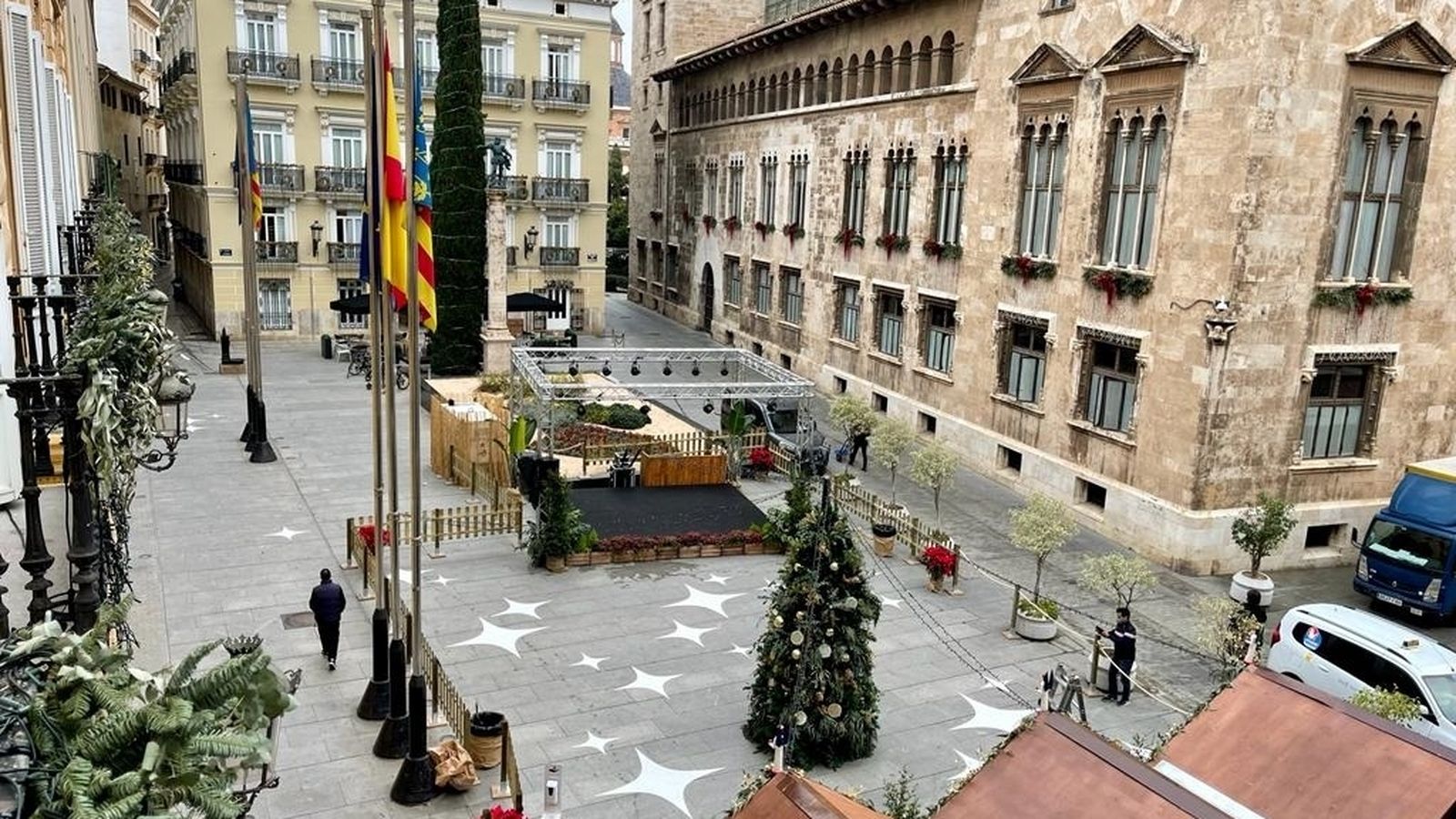 La Plaça de Manises adornada amb decoració nadalenca