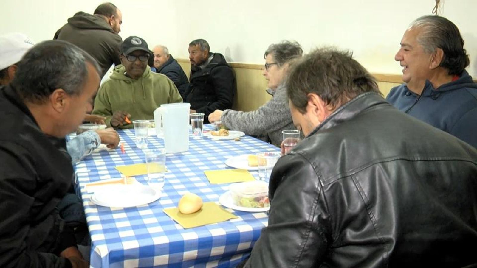 Usuaris del Centre Sant Agustí al menjador