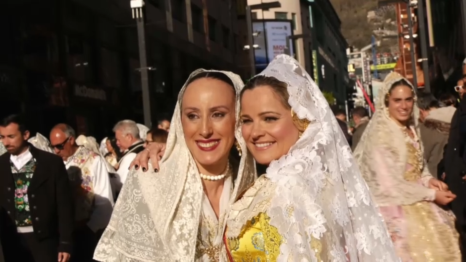 La reportera Maria Jose Berbegall junt amb una fallera, a Andorra