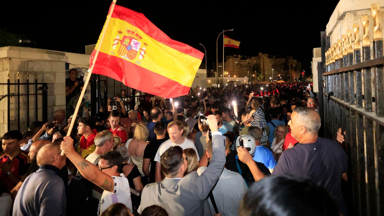 Centenars de veïns de Gibraltar i de La línea de la Concepción van travessar la tanca a la mitjanit