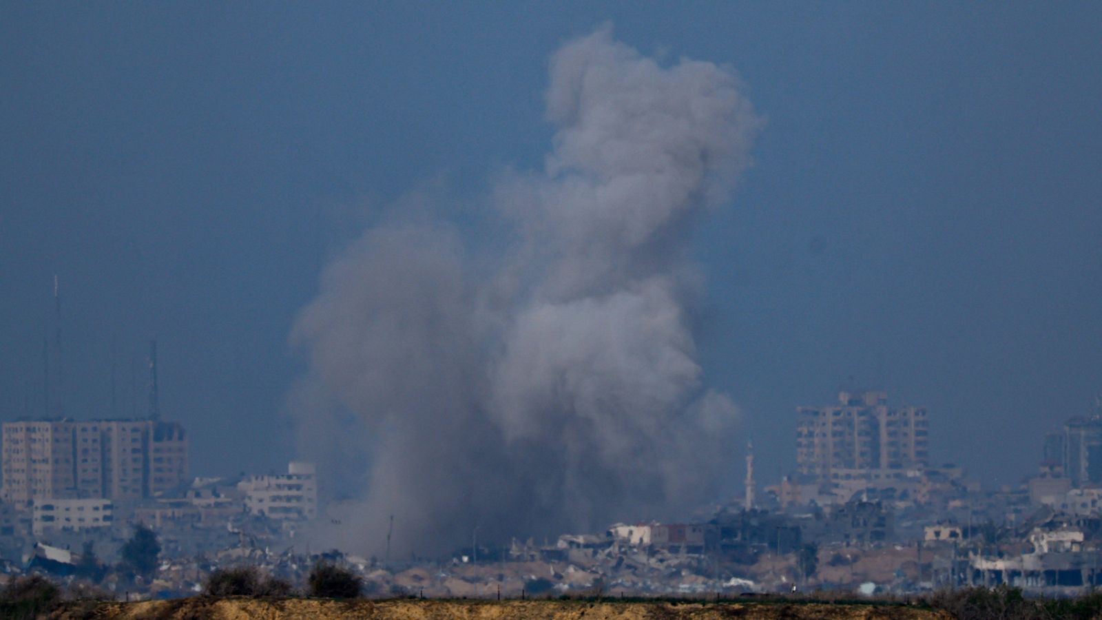 Una columna de fum s'alça sobre la Franja de Gaza